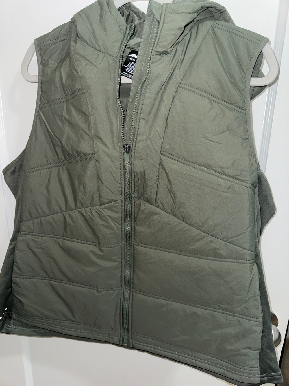 Women’s puffer vest NWT 3x - with stretchy side panels and hood.